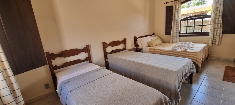 Quádruplo com 1 cama de casal e 2 de solteiro