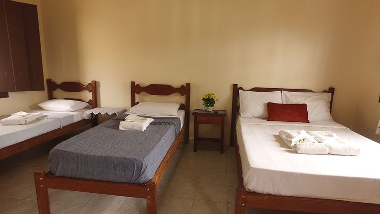 Quádruplo com 1 cama de casal e 2 de solteiro
