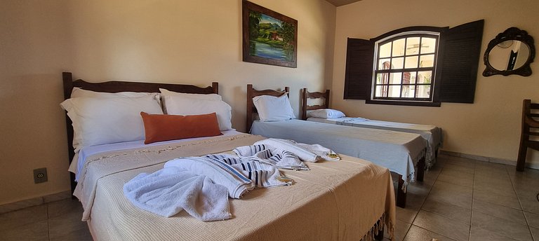 Quádruplo com 1 cama de casal e 2 de solteiro