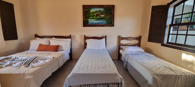 Quádruplo com 1 cama de casal e 2 de solteiro