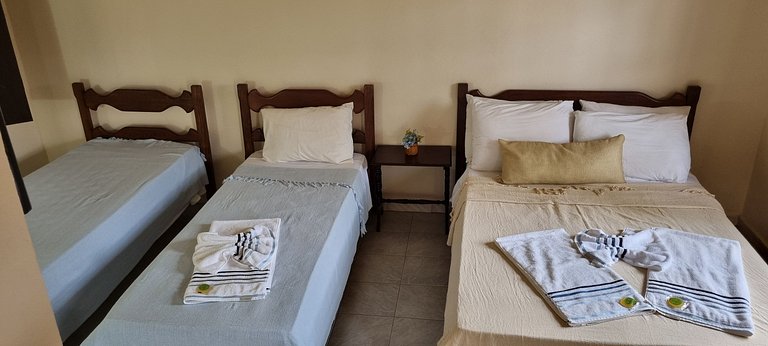 Quádruplo com 1 cama de casal e 2 de solteiro