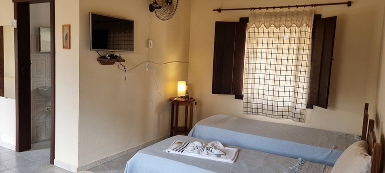 Quádruplo com 1 cama de casal e 2 de solteiro