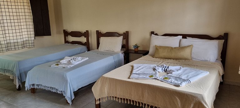 Quádruplo com 1 cama de casal e 2 de solteiro