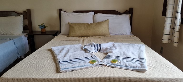 Quádruplo com 1 cama de casal e 2 de solteiro