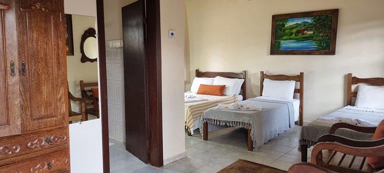 Quádruplo com 1 cama de casal e 2 de solteiro