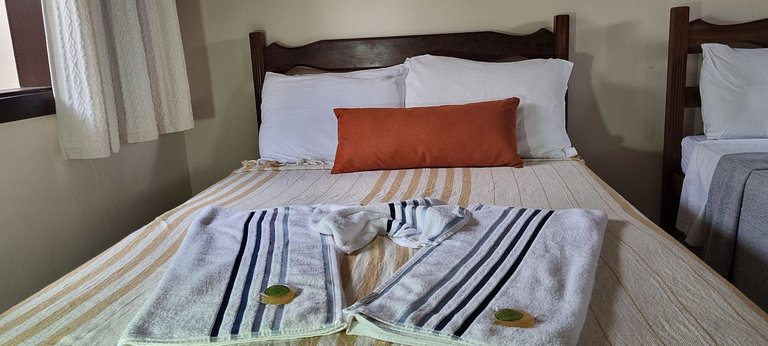 Quádruplo com 1 cama de casal e 2 de solteiro