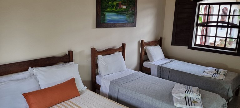 Quádruplo com 1 cama de casal e 2 de solteiro