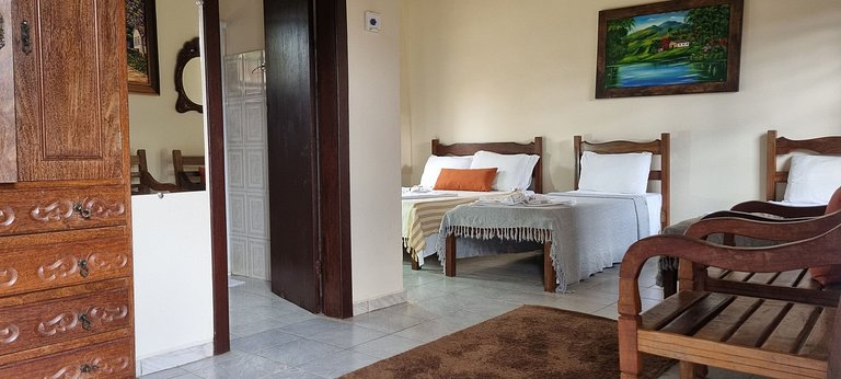 Quádruplo com 1 cama de casal e 2 de solteiro